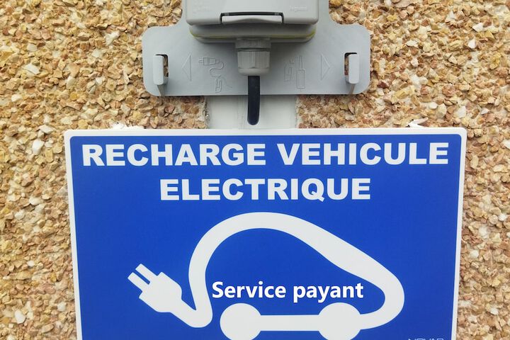 Electric vehicle charging station