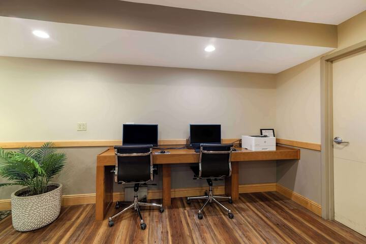 Business Center 81 of 85