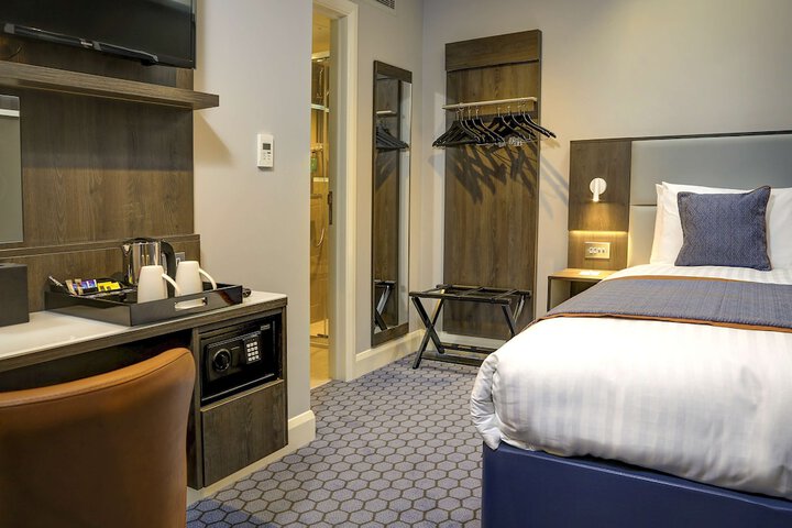 Room 17 of 47