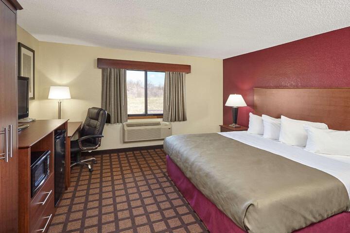 1 King Bed (11 of 25)