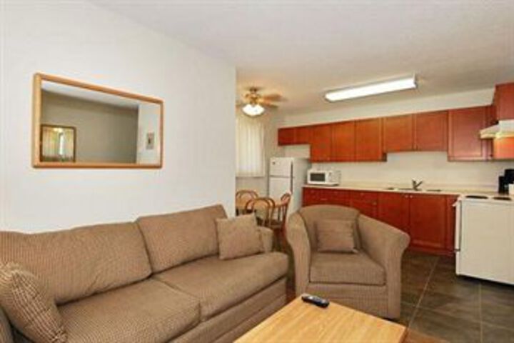Room 6 of 8