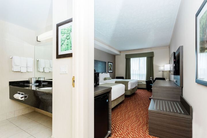 Room 6 of 100