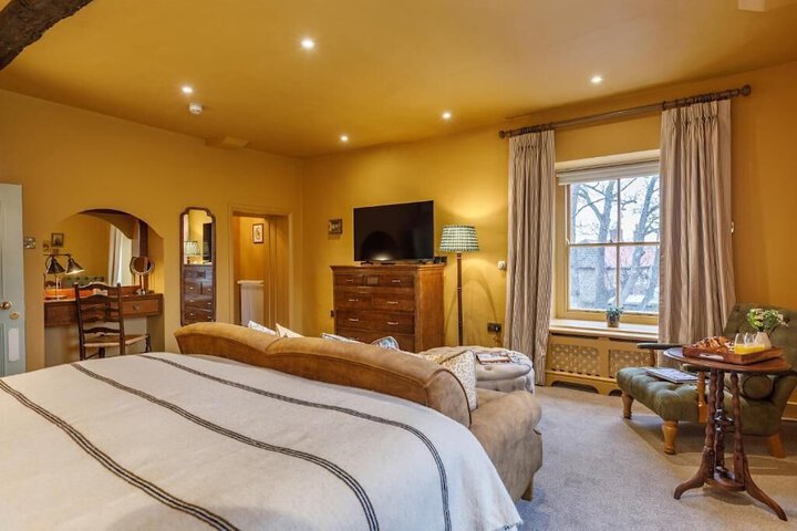 Room 4 of 37