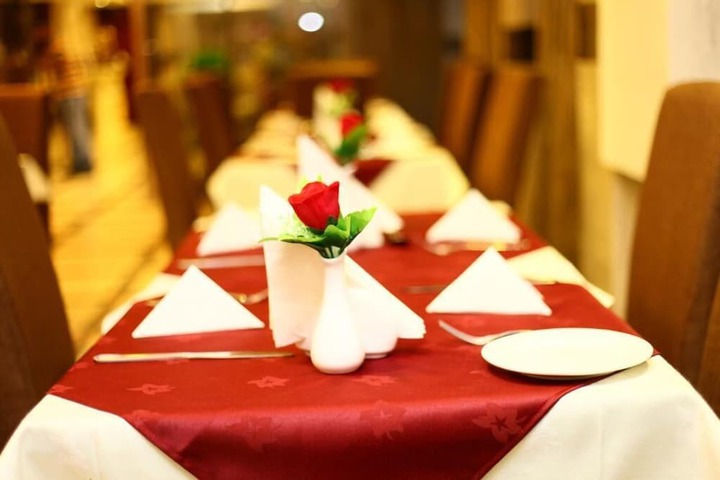 Dining 34 of 56