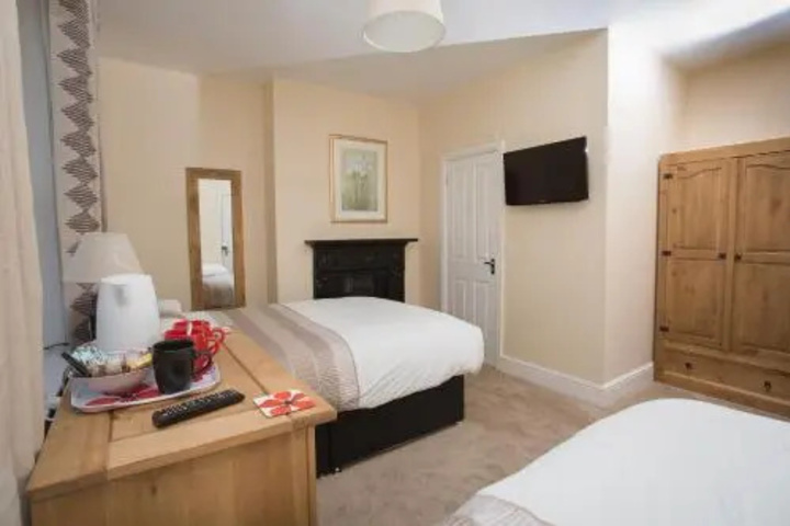 Room 4 of 10