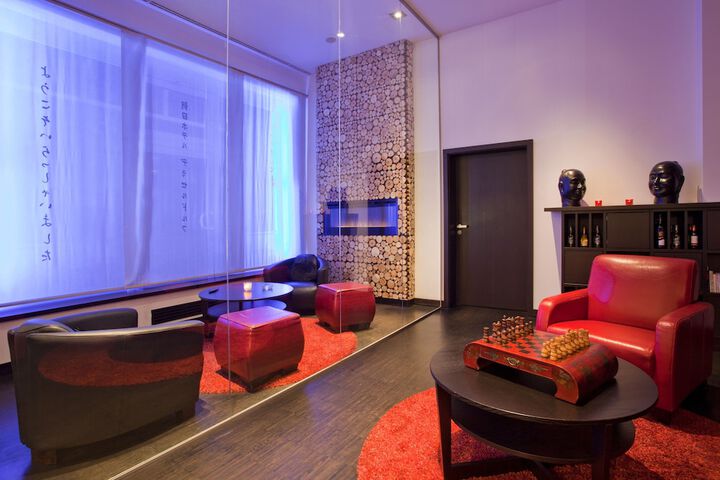 Lounge 56 of 62