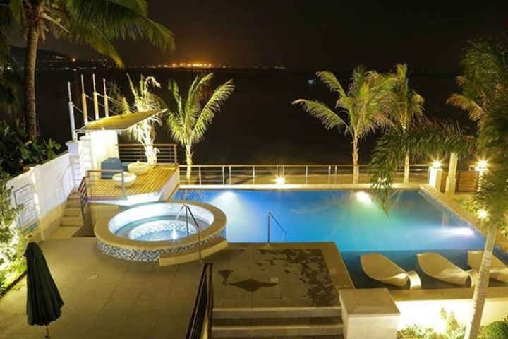 Pool Hotel