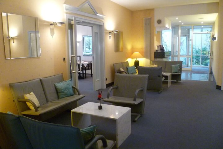 Lobby lounge