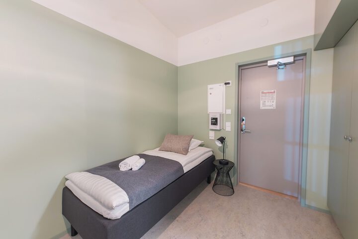 Room 3 of 77