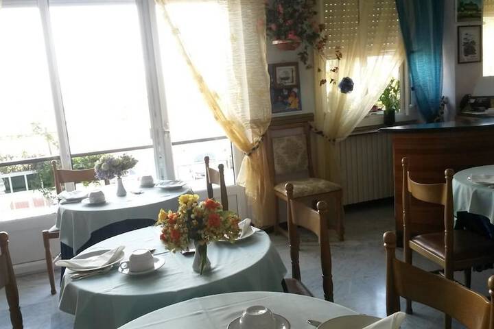 Dining 4 of 10