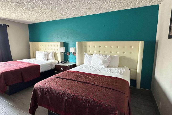 2 Queen Beds (2 of 4)
