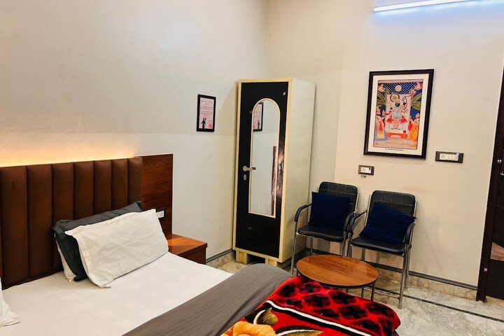 Room 5 of 77