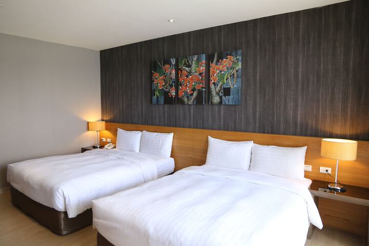 Room 8 of 33