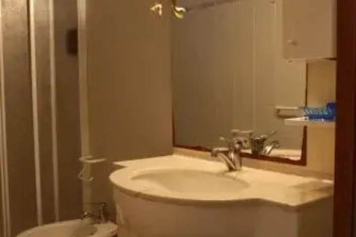 Room 6 of 10