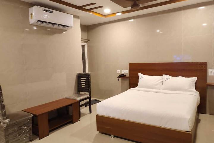 Room 6 of 16