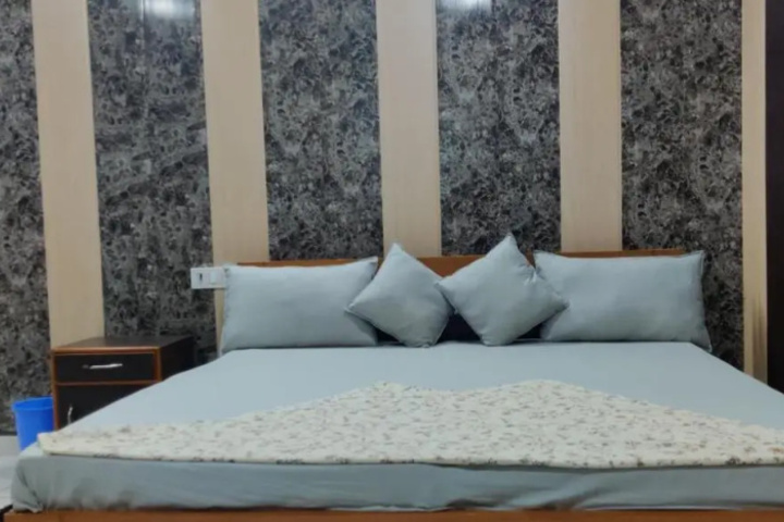 Room 2 of 8