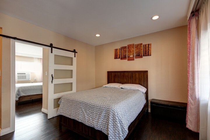 1 Queen Bed (15 of 17)