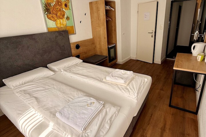 Room 6 of 16