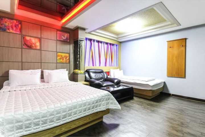 Room 9 of 9