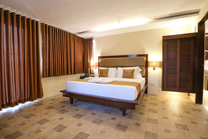 Room 10 of 77