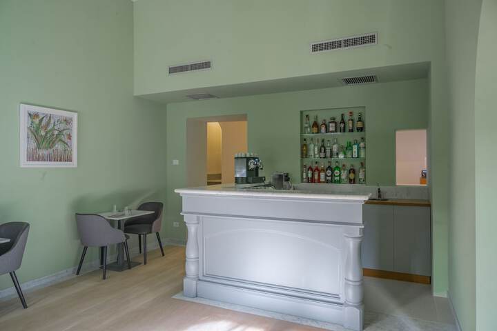 Lounge 54 of 67