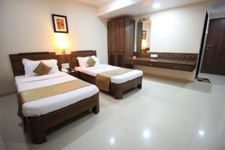 Room 10 of 28