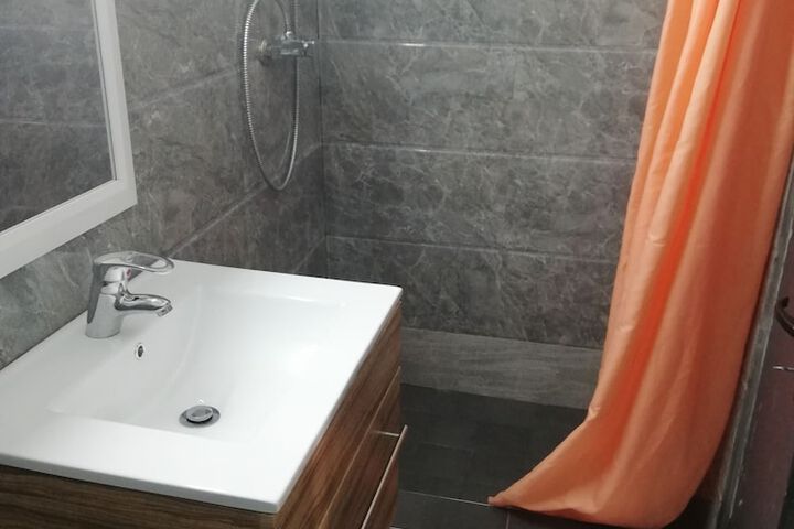 Room 6 of 11
