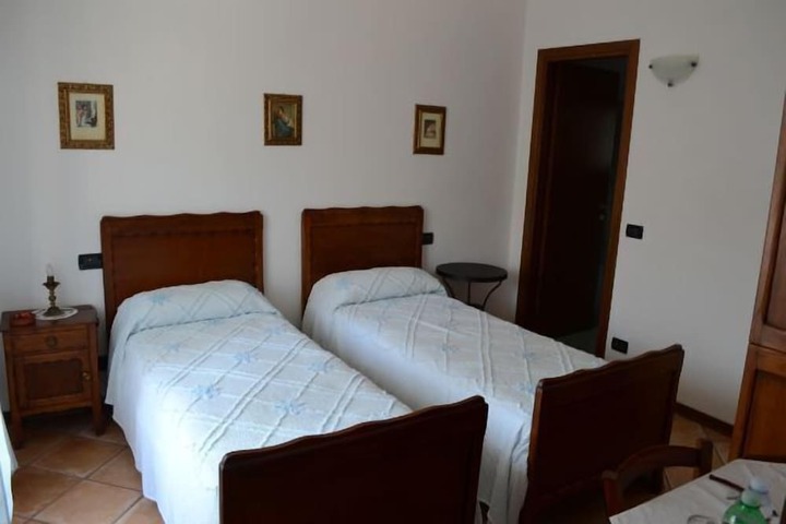Room 8 of 31