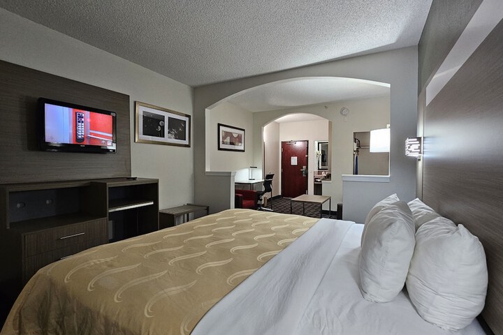1 King Bed (16 of 36)