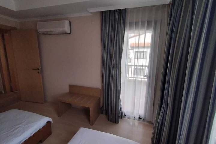 Room 8 of 16