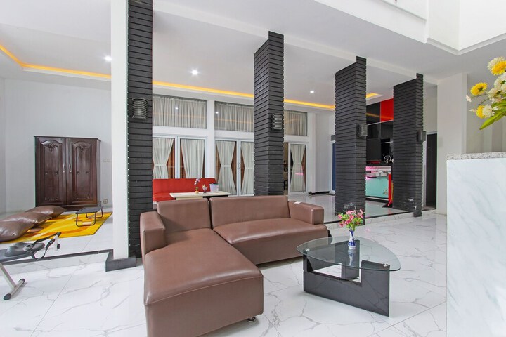 Hotel Interior 4 of 27