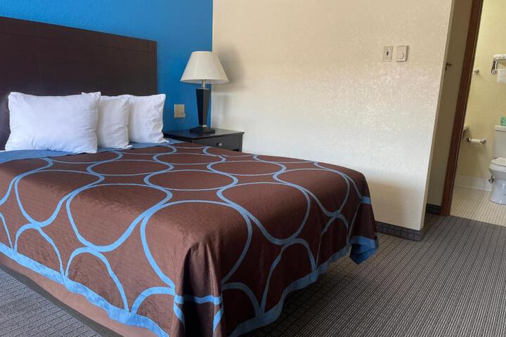 Standard Single Room 1 Queen Bed (3 of 3)