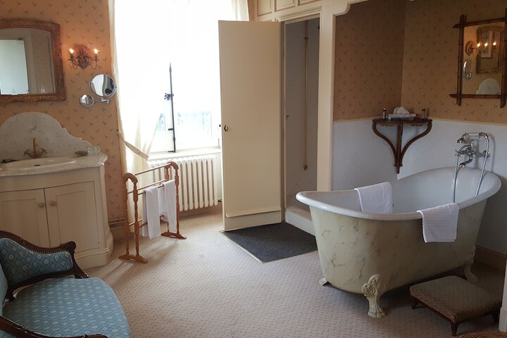 Room 10 of 16