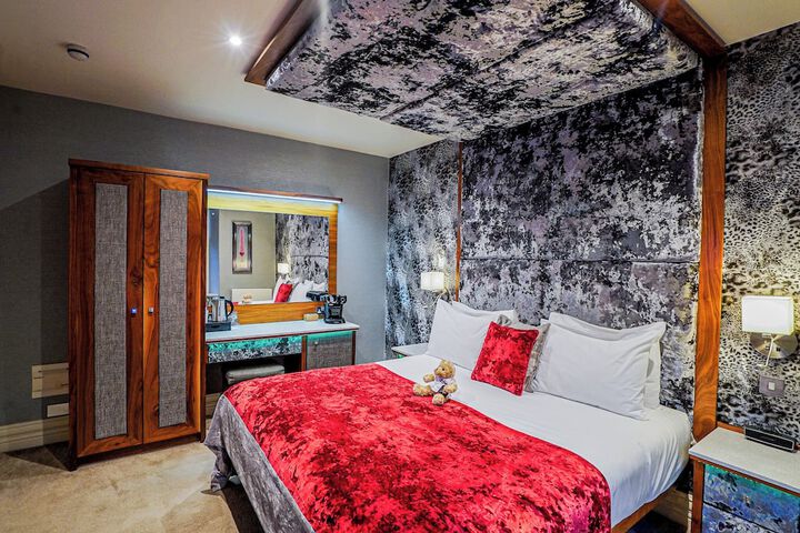 Room 96 of 242
