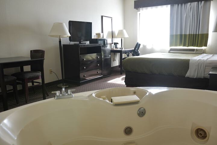 Standard King Room (2 of 18)