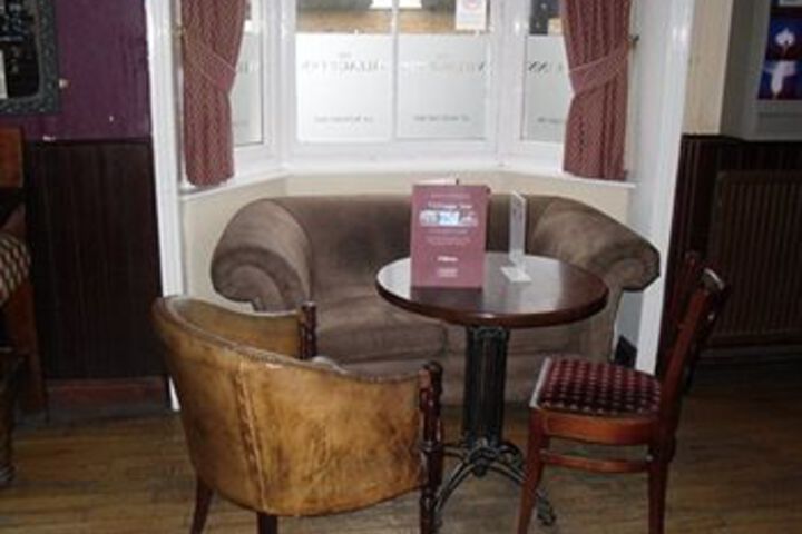 Lounge 5 of 6