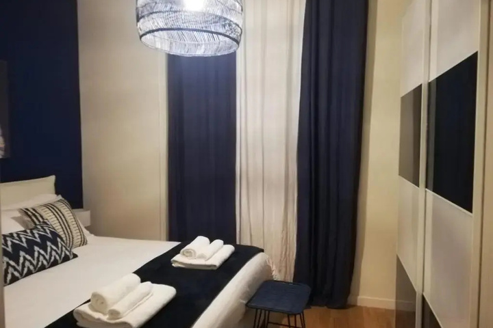 Room 6 of 12