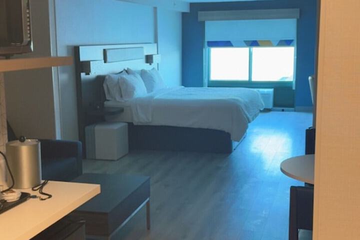 1 King Bed (5 of 11)