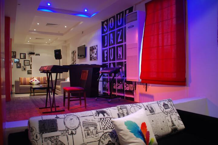 Lounge 64 of 103