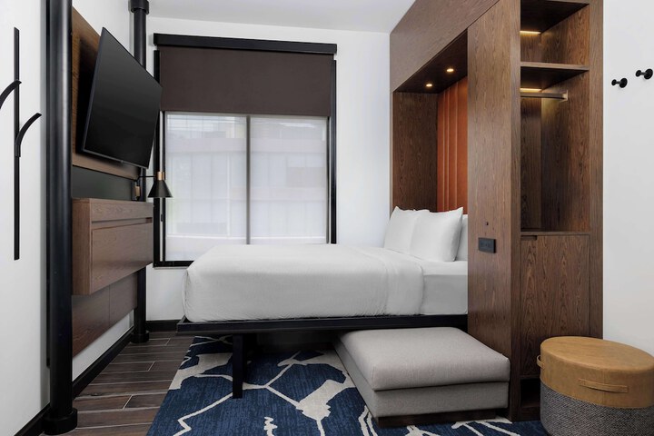 Compact Queen Room (16 of 23)