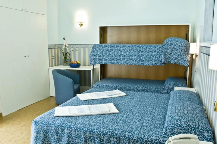 Room 9 of 12