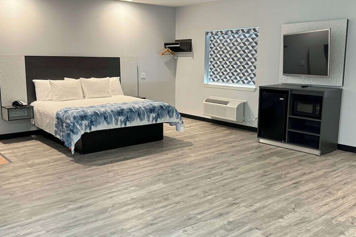 1 King Bed - Free WiFi, Microwave, Refrigerator, Coffeemaker Free Continental Breakfast (12 of 18)