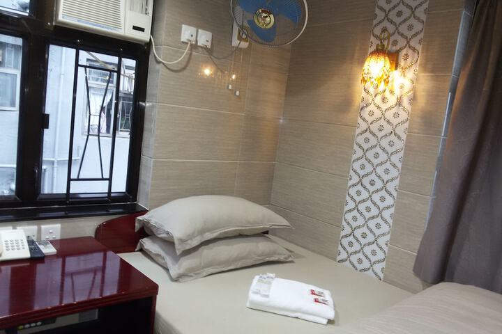 Room 8 of 35
