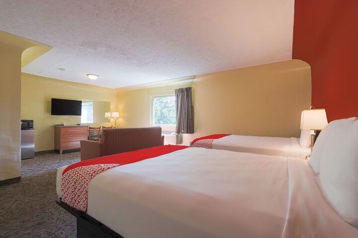 1 Queen Bed (14 of 17)