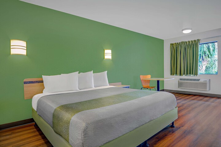 1 King Bed (3 of 4)