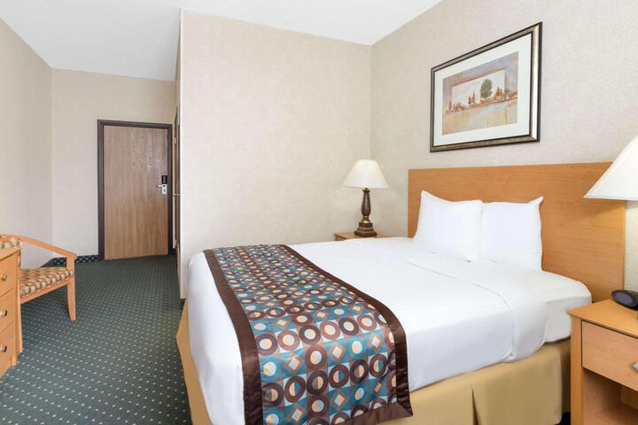 1 Queen Bed Accessible Room (12 of 13)