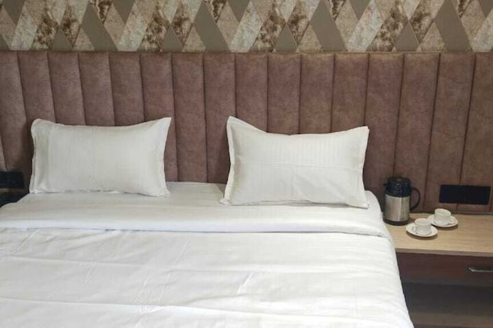 Room 4 of 12