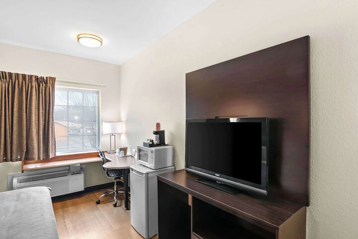 1 King Bed Accessible (7 of 13)