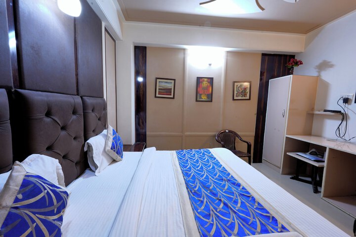 Room 8 of 19