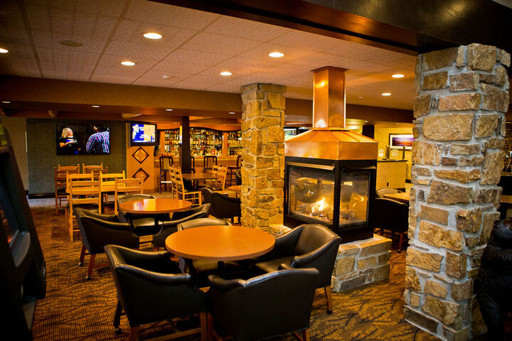 Lounge 25 of 48